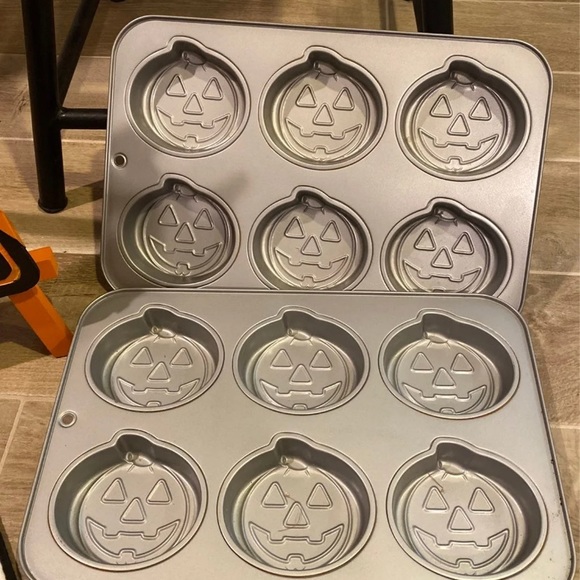 Halloween kitchen baking bundle cookie cutters sign pans towels 9 spooky pieces - Picture 4 of 5